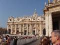 34 Vatican 2 * Preparing for a public audience by the Pope in front of St. Peter's Basilica * 800 x 600 * (190KB)